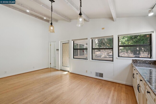 Building Photo - 660 La Casa Via