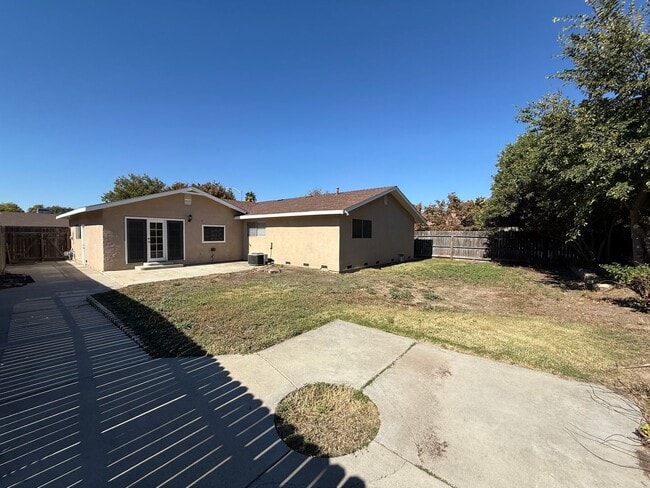 Building Photo - 4-bedroom single story in East Modesto!