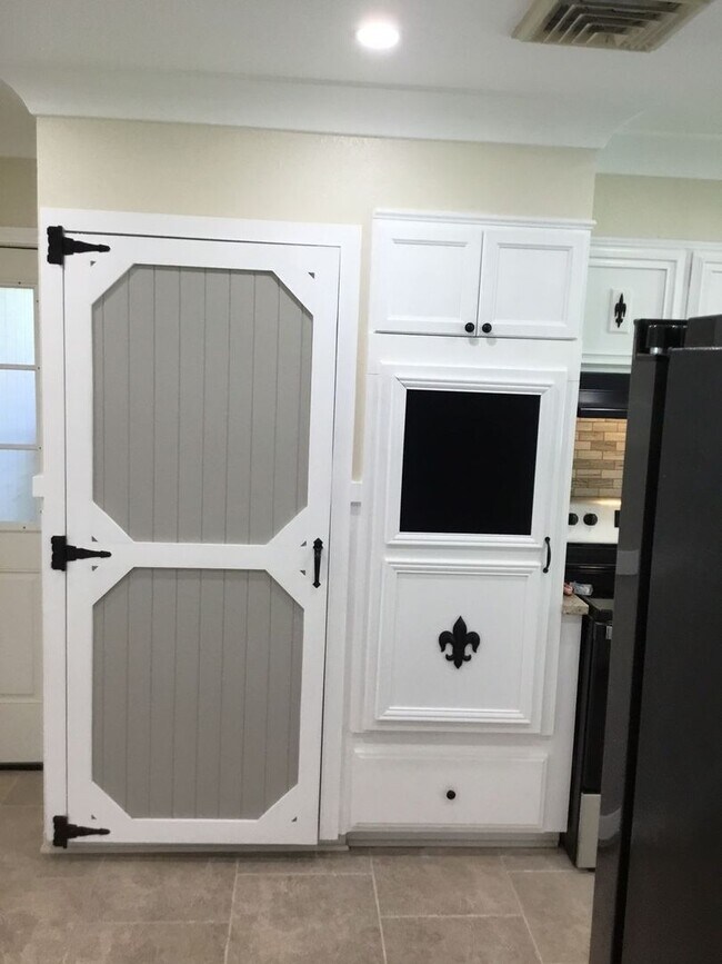 Building Photo - GORGEOUS 4/3 BROADMOOR HOME-UPDATED-MUST SEE