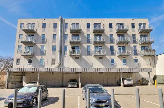 Building Photo - 309 E 5th St