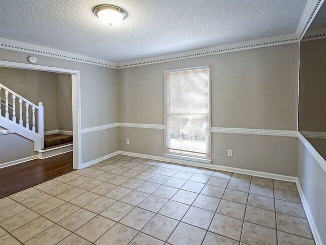 Building Photo - Pretty 4 bed, 2.5 bath home with wonderful...