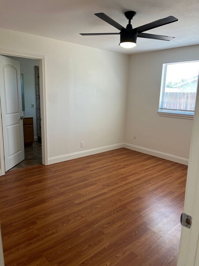 Building Photo - 311 Yosemite Dr