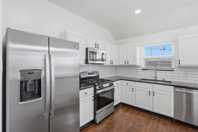 Building Photo - 6114 El Oro Dr