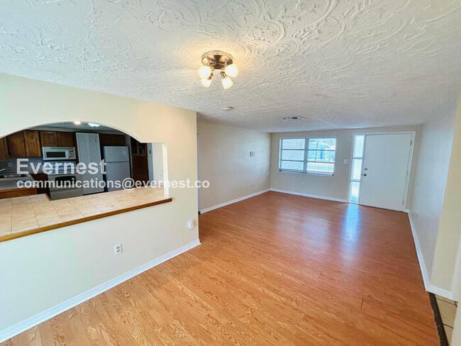 Building Photo - 2127 Erin Dr