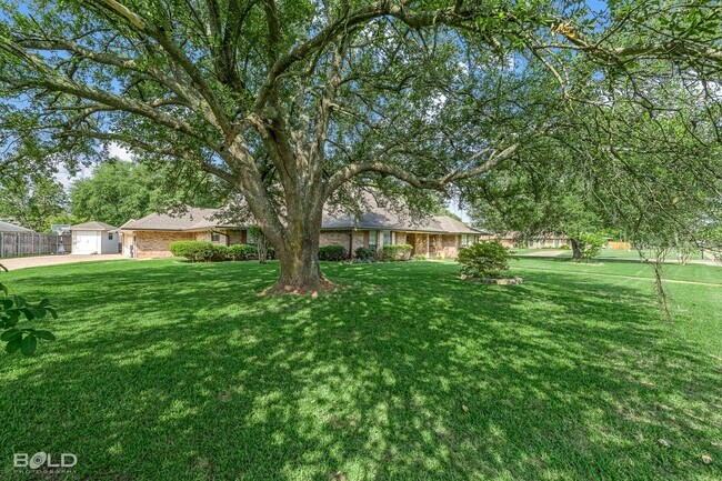 Building Photo - 4 Bedroom 3.5 bath in Greenacres