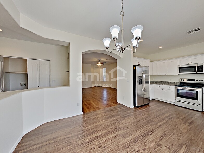 Building Photo - 9427 W Potter Dr