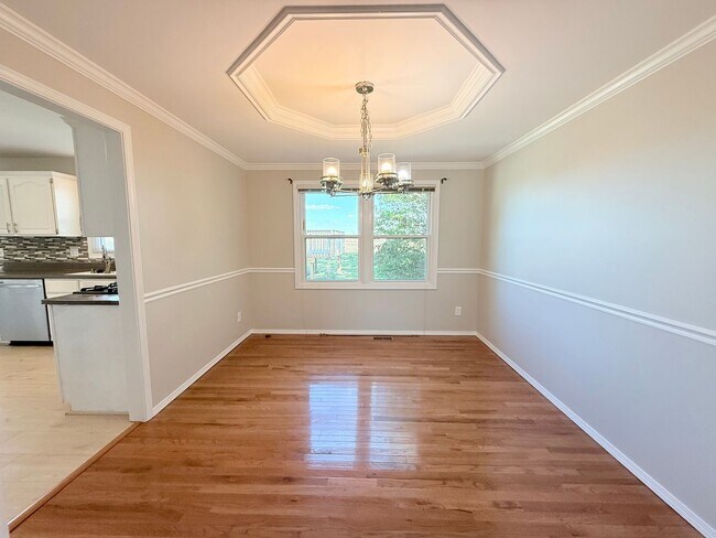 Building Photo - Stunning 5-Bedroom Home with Pool in Desir...