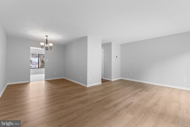 Building Photo - 2813 Cambridge Dr