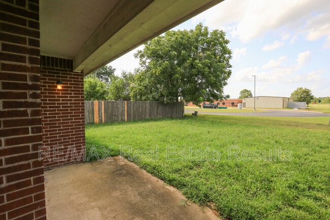 Building Photo - 2223 W Roselawn St