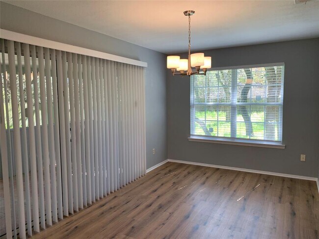 Building Photo - 10015 Woodland Village Dr