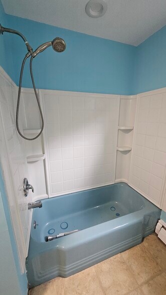 Upstairs Bath Shower - 5 Tudor Ct W