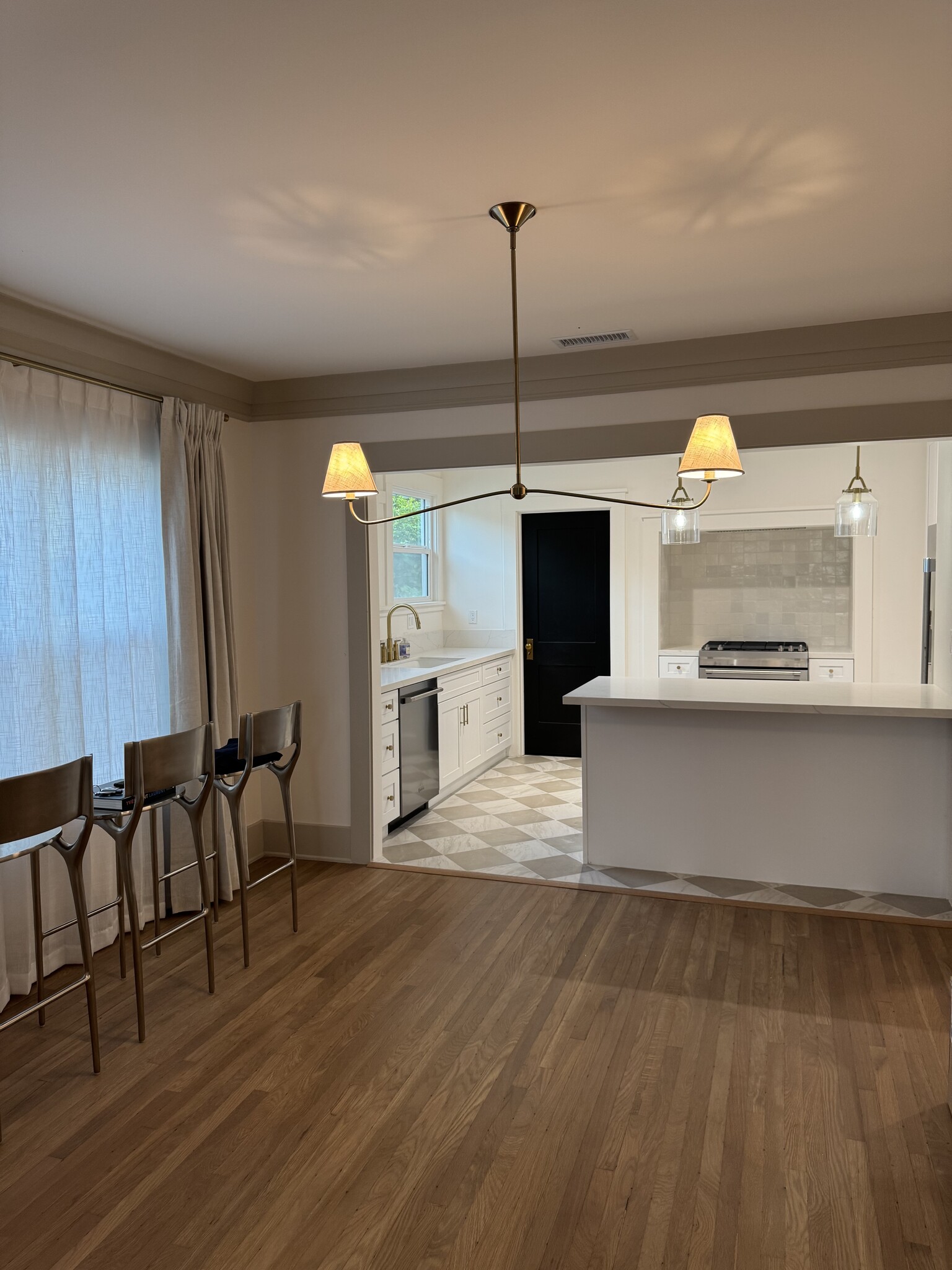 Building Photo - 1121 N Heliotrope Dr