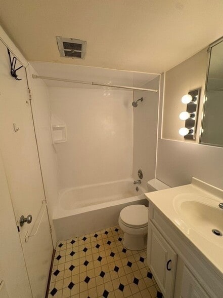 Building Photo - 1812 Madison St