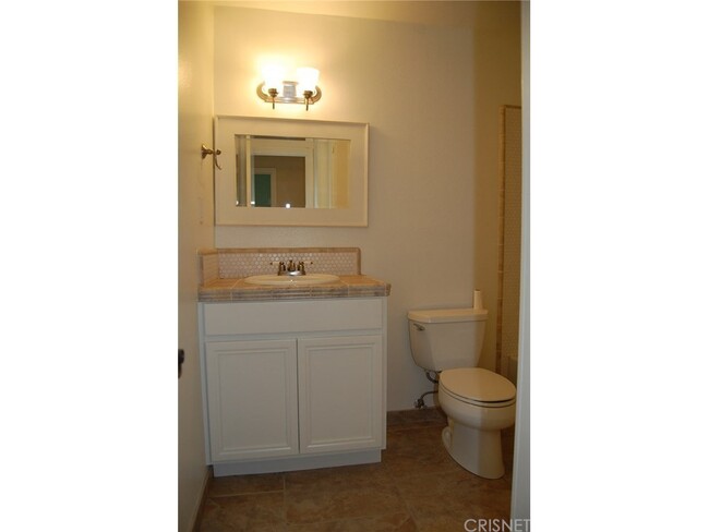 Building Photo - Charming Updated 2+2 lower unit in Sante F...