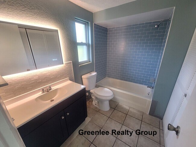 Building Photo - Updated 1 Bed/1 Bath Apt - Water/Sewer/Tra...