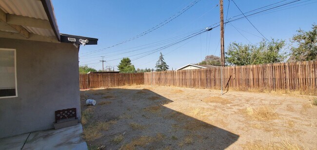 Building Photo - 4 Bedrooms, 2 Baths, Victorville Home in Tatum Track