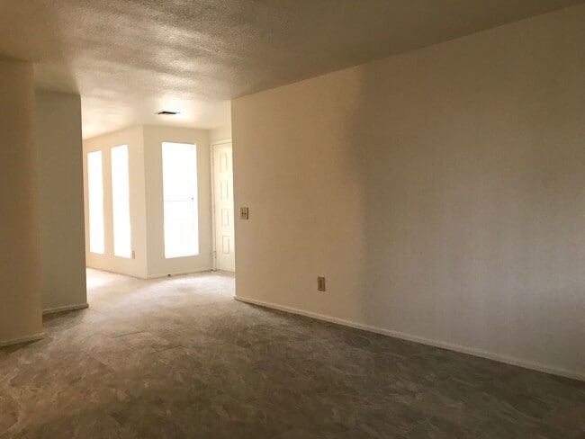 Building Photo - Chandler 3 Bedroom 1.75 Bathroom - Fireplace