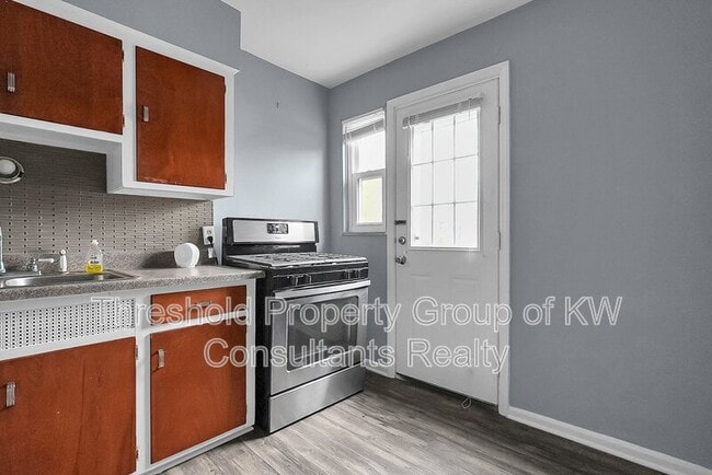 Building Photo - 851 Kenwick Rd