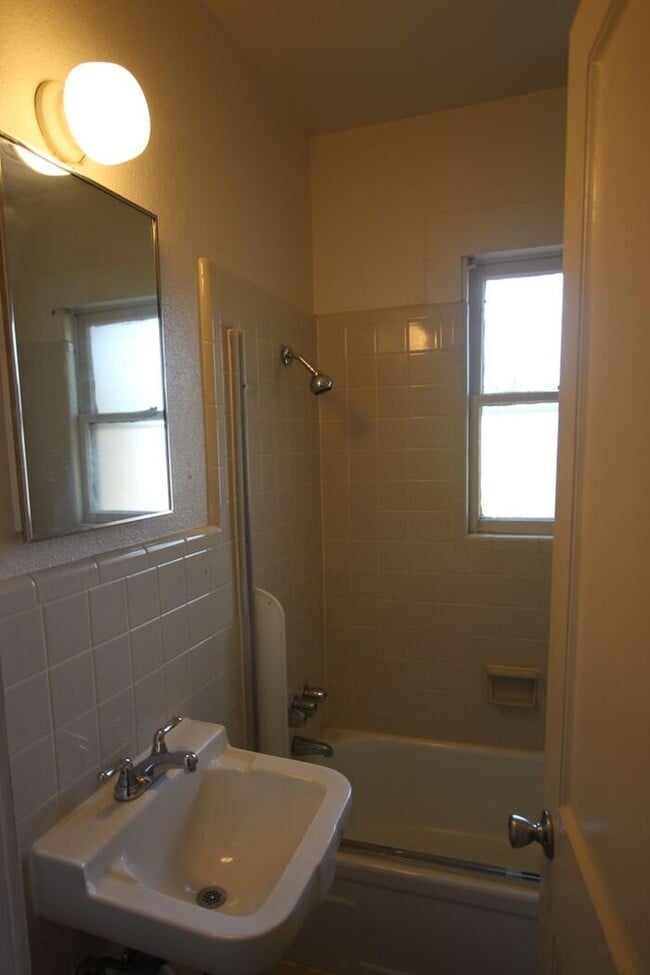 Building Photo - Available Now! Adorable 1 bedroom 1 bath a...