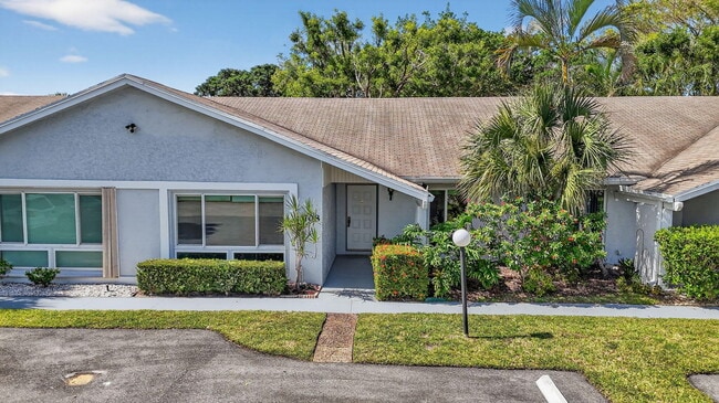 Building Photo - 708 Lago Rd