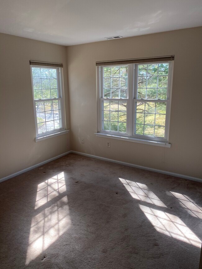 Building Photo - 104 Diamond Dr