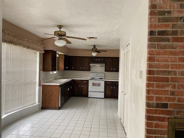 Building Photo - 11610 Pine Knoll