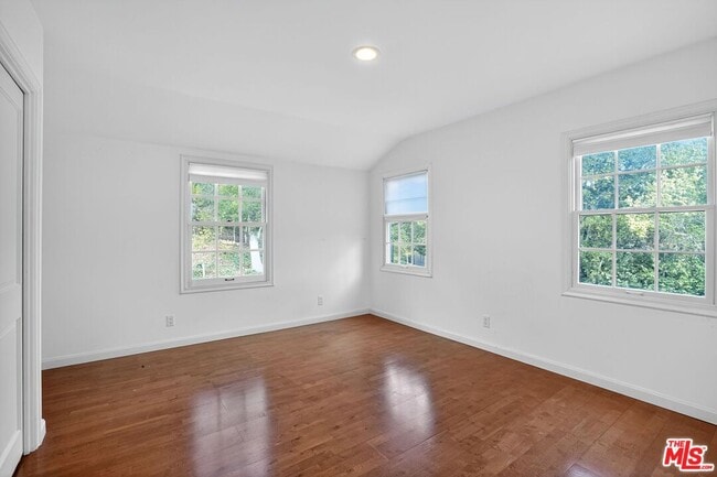 Building Photo - 15 N Ridgewood Rd