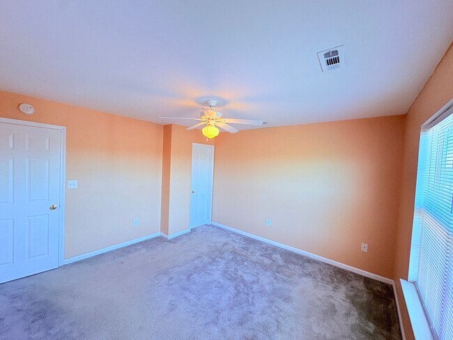 Building Photo - CENTRALLY LOCATED TOWNHOUSE - STAFFORD