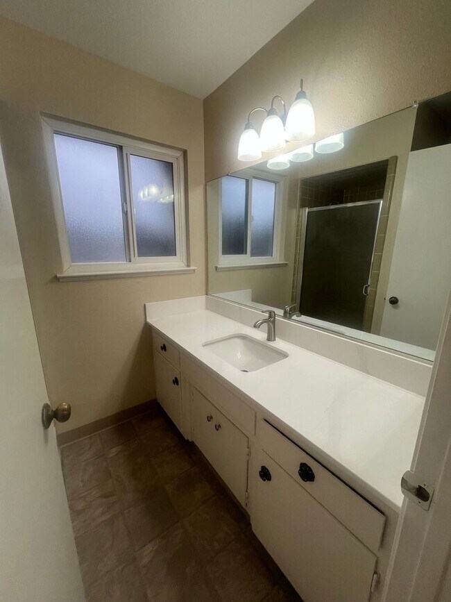 Building Photo - 948 Northwood Dr