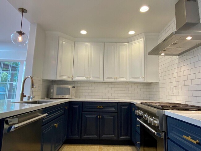 Building Photo - 363 El Portal Way