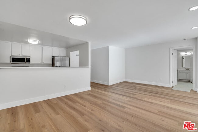 Building Photo - 2050 S Bentley Ave