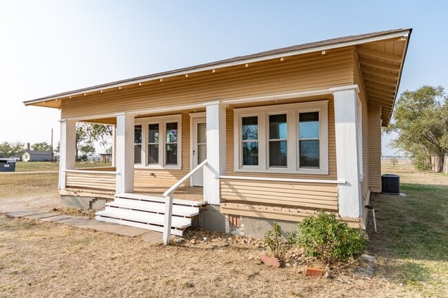 Building Photo - 2 Bedroom Cottage for Lease