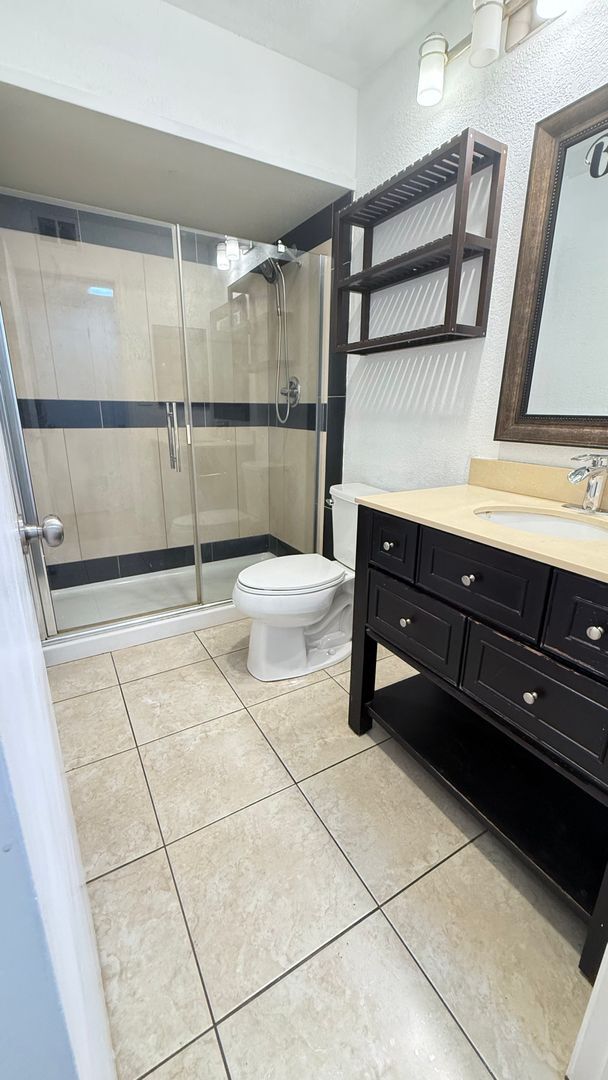 Building Photo - Charming 1 bed 1 bath condo on bottom floor