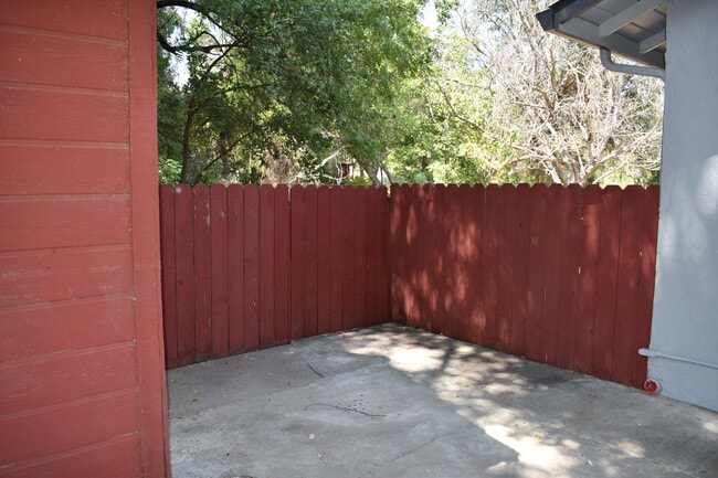 Building Photo - 7117 Pleasants Valley Rd