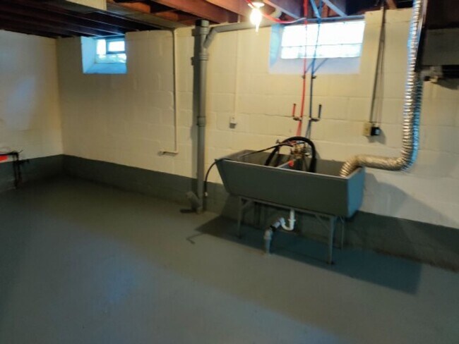 Building Photo - 3 bedroom 1 bath bungalow now available! -...