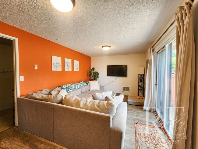Building Photo - Earthy Warm and Inviting 3-Bd Rambler