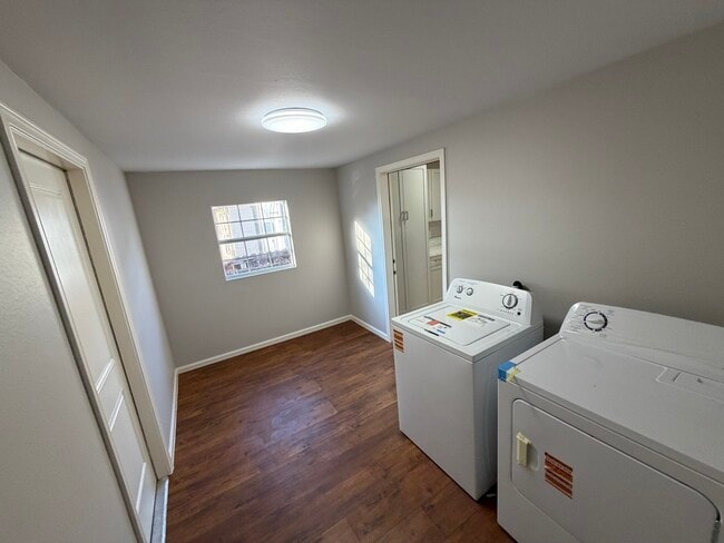 Building Photo - 1554 Scharpe St