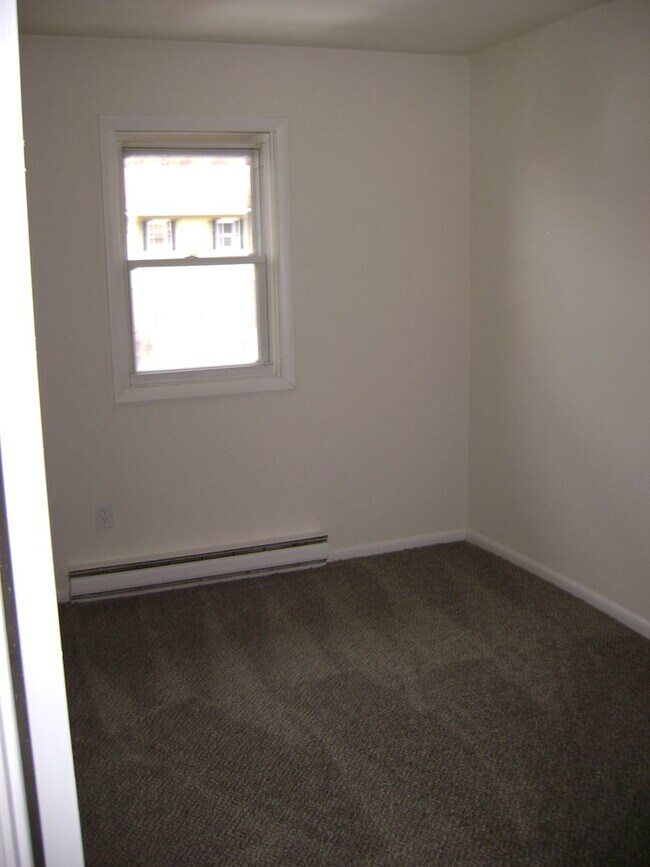 Building Photo - 3BR Townhome with garage! - Northampton School District