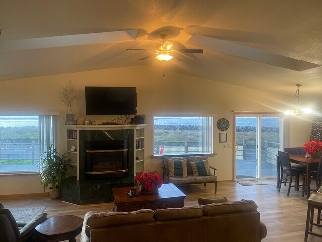 Building Photo - 1361 Buhne Dr