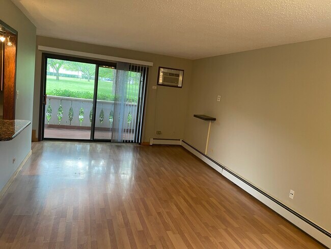 Living Room - 10 Parkside Ct