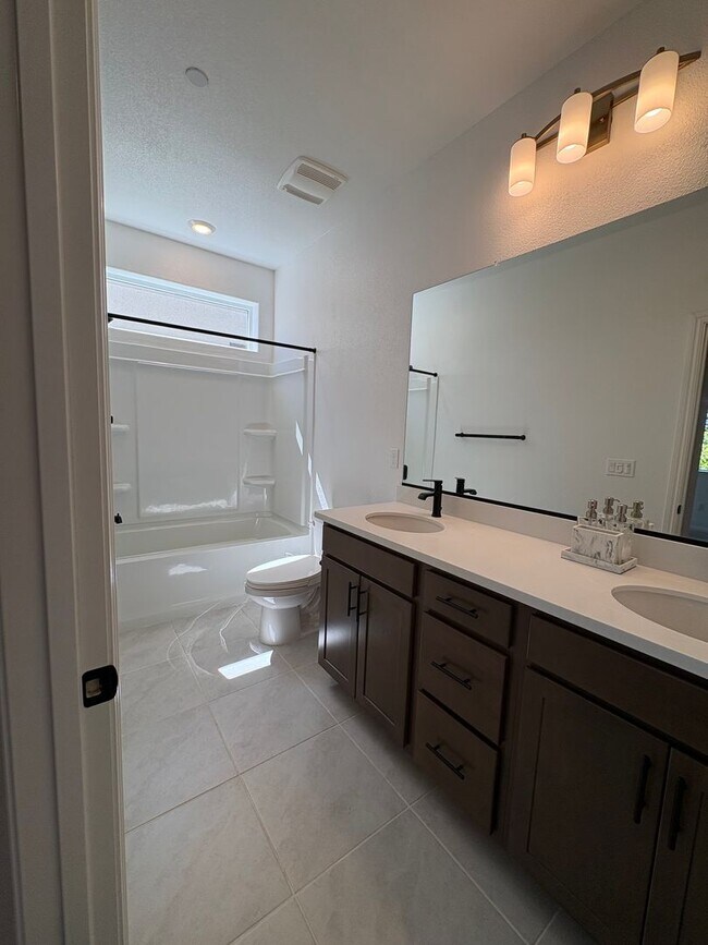 Building Photo - 3 bedroom 2.5 Bath with Solar in Brentwood
