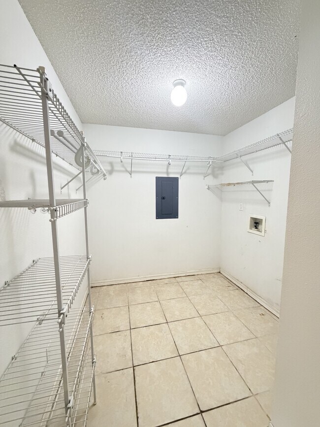 Building Photo - 6585 Eagle Crest Dr