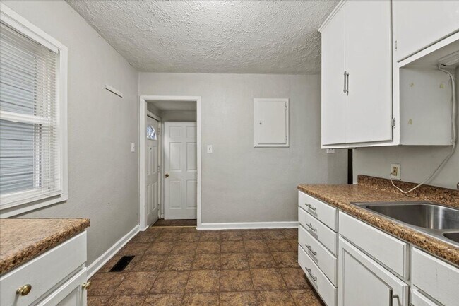 Building Photo - 1338 S Talbott St