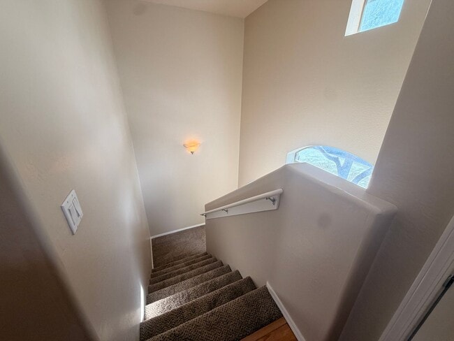 Building Photo - End Unit 2 bed/2.5 bath Town Home Ready 4 Move In!