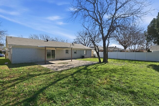 Building Photo - 2721 Ash Park Dr
