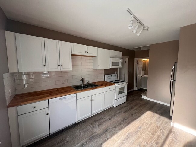Building Photo - Move-In Ready- 2 bedroom/1 Bath Home in Eastpointe