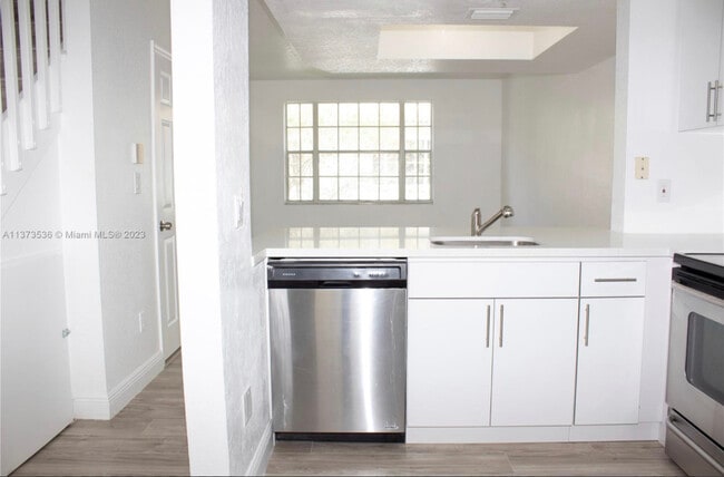 Building Photo - 705 SW 148th Ave