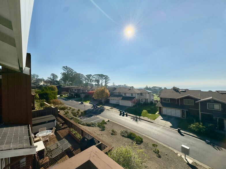 Building Photo - 2221 Pinehurst Way