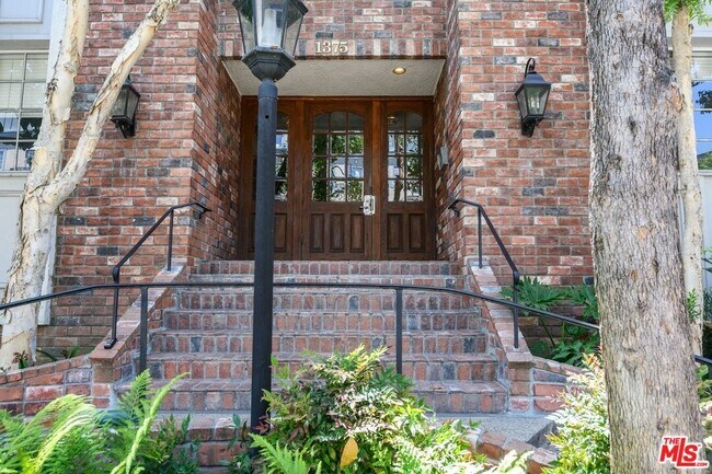 Building Photo - 1375 Kelton Ave