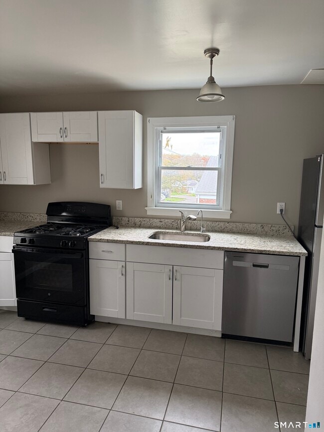 Building Photo - 92 Great Hill Rd